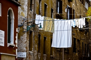 Lenzuola al vento, calle veneziana