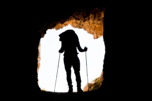 Escursionista nelle grotte del Pasubio