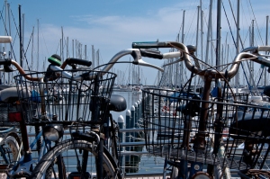 Biciclette al sole sul molo di Marina Romea 