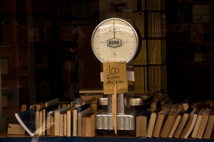 Vendita di libri al peso in una libreria di Venezia