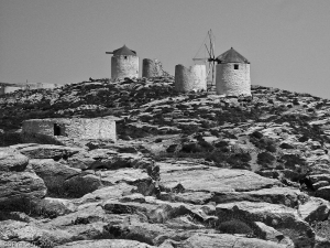 Amorgos, mulini abbandonati oltre la Chora. Grecia