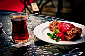 Tè nero e torta di mele con salsa di fragole, Istanbul